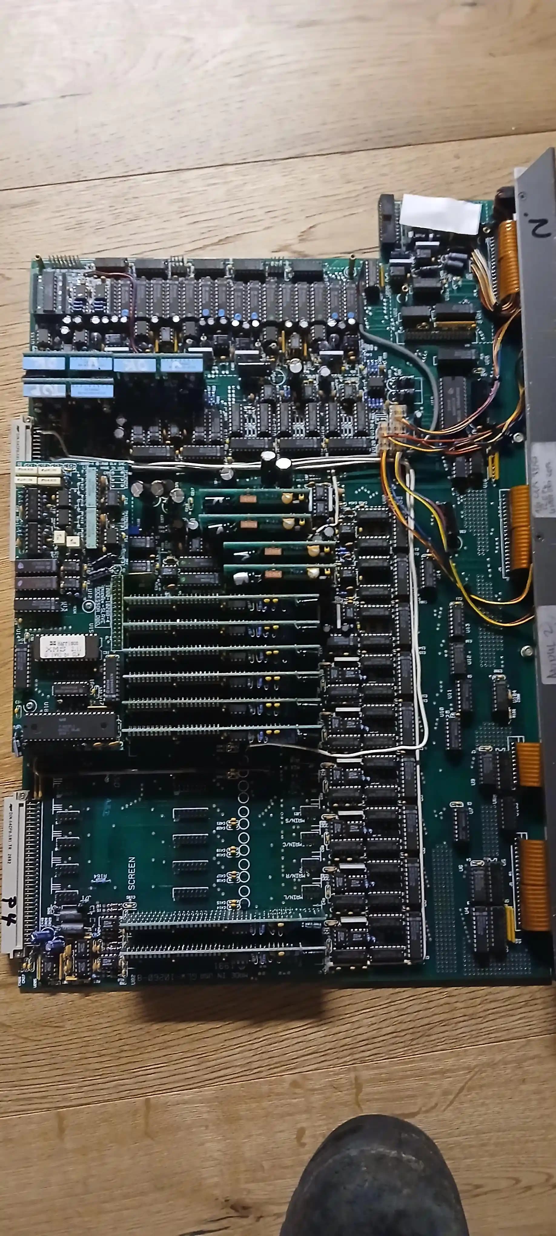 Harrison Series Ten B Analog Ses Mikseri: Analog Elektroniğin Karmaşık ve Hassas Yapısı