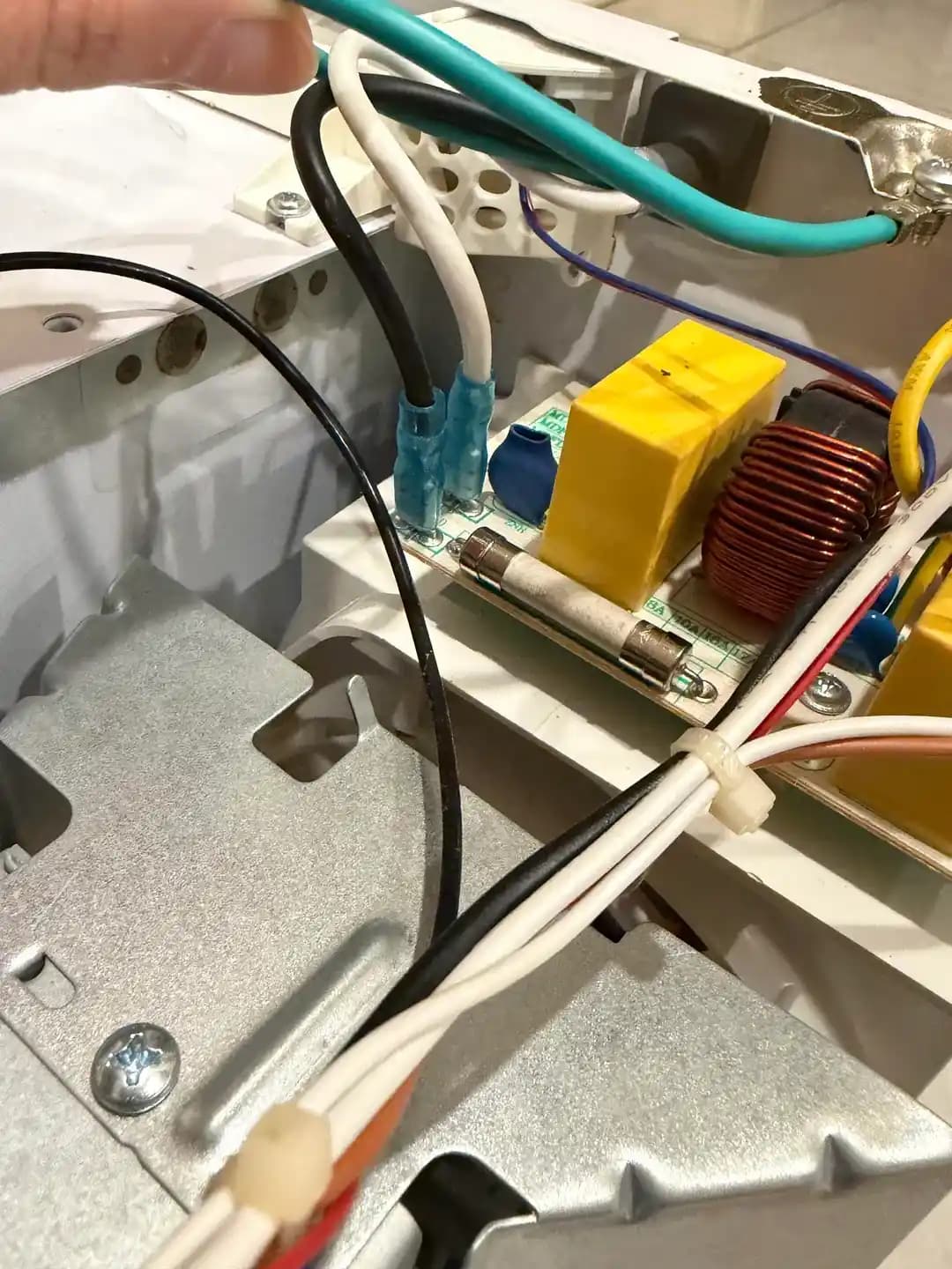 Mikrodalga Fırın Sigortası Değişimi: Güvenlik ve Arıza Tespiti Rehberi