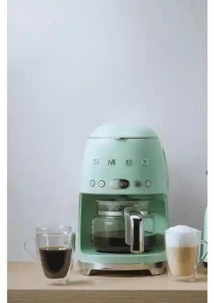 SMEG 50'ler Tarzı Retro Yeşil Filtre Kahve Makinesi DCF02PGEU ile Estetik ve Fonksiyonellik