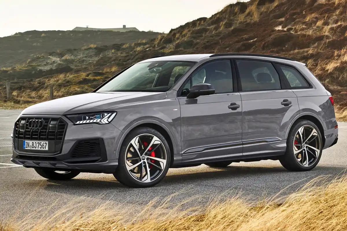 Audi Q7 S Line Elektronik Sistemleri ve Aksesuarlarıyla Lüks ve Güvenli Sürüş Deneyimi
