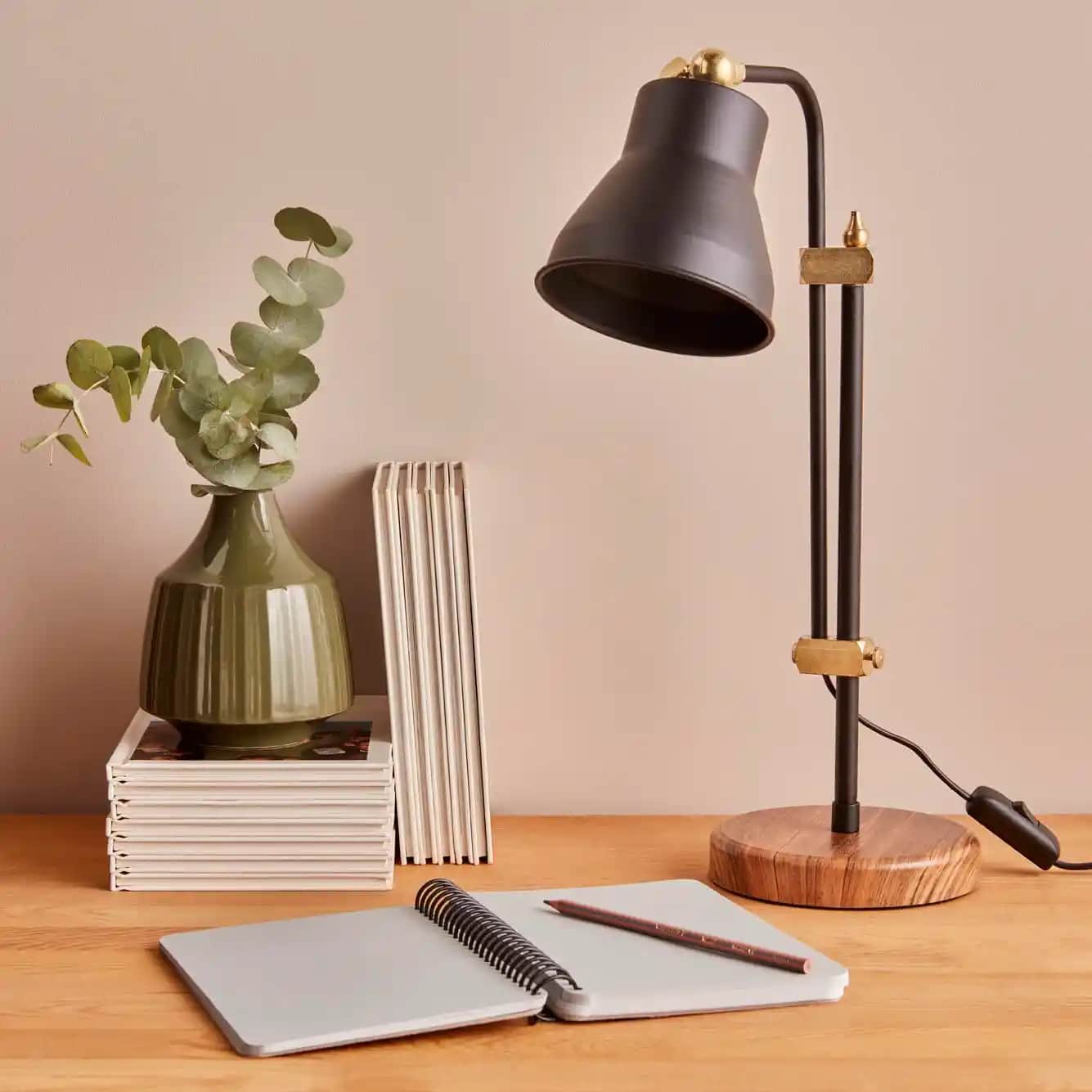 Çalışma Masası Lambaları: Enerji Verimli, Akıllı ve Göz Sağlığını Koruyan Çözüm