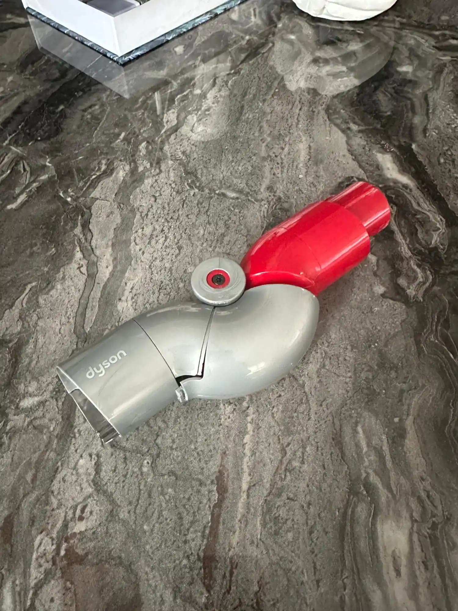 Dyson Mobilya Altı Adaptörü: Dar Alanlar ve Hassas Yüzeyler İçin Yenilikçi Temizlik Aksesuarı