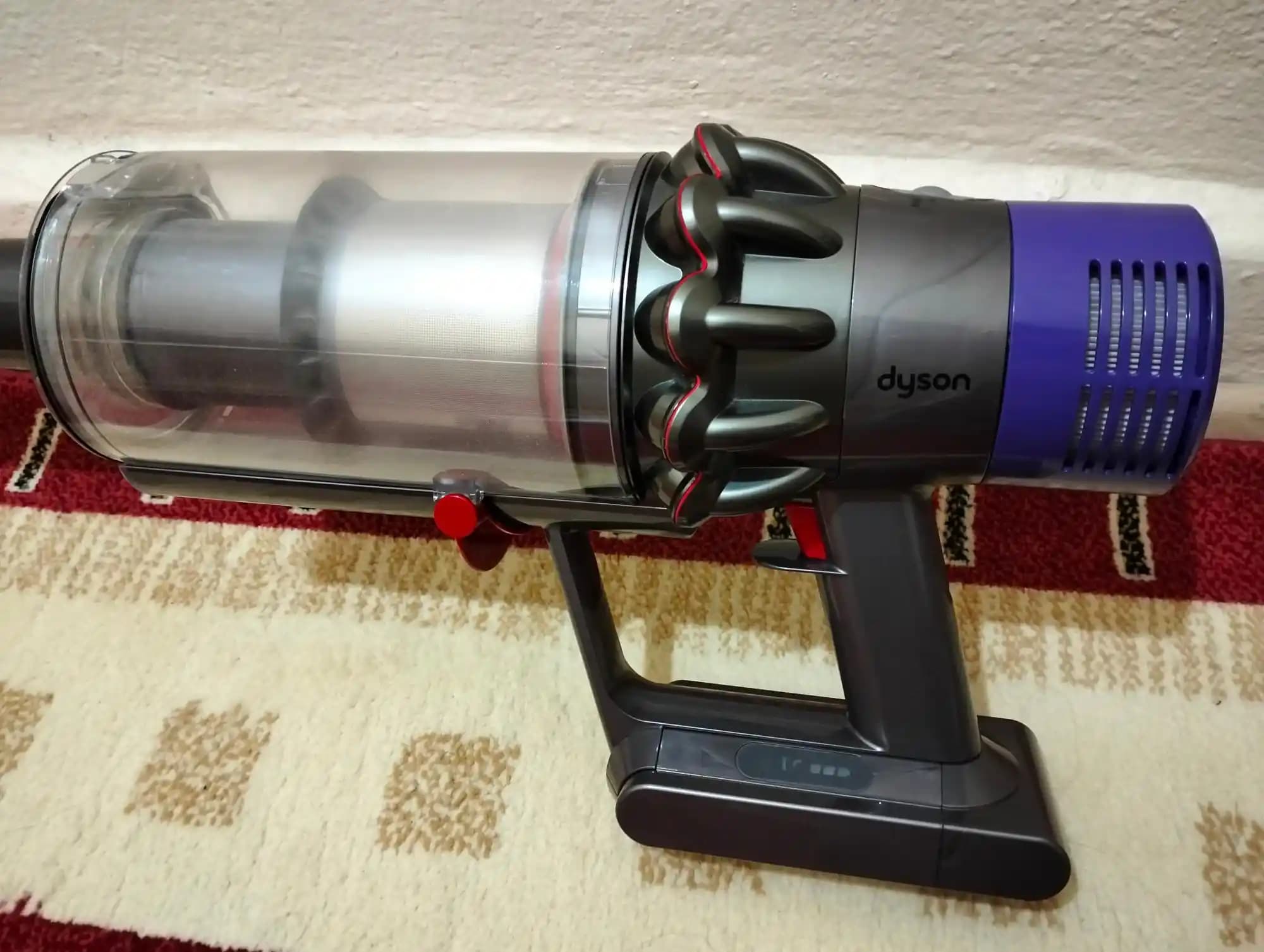 Dyson V10 Kablosuz Süpürge: Güçlü Performans ve Modern Temizlik Teknolojisi