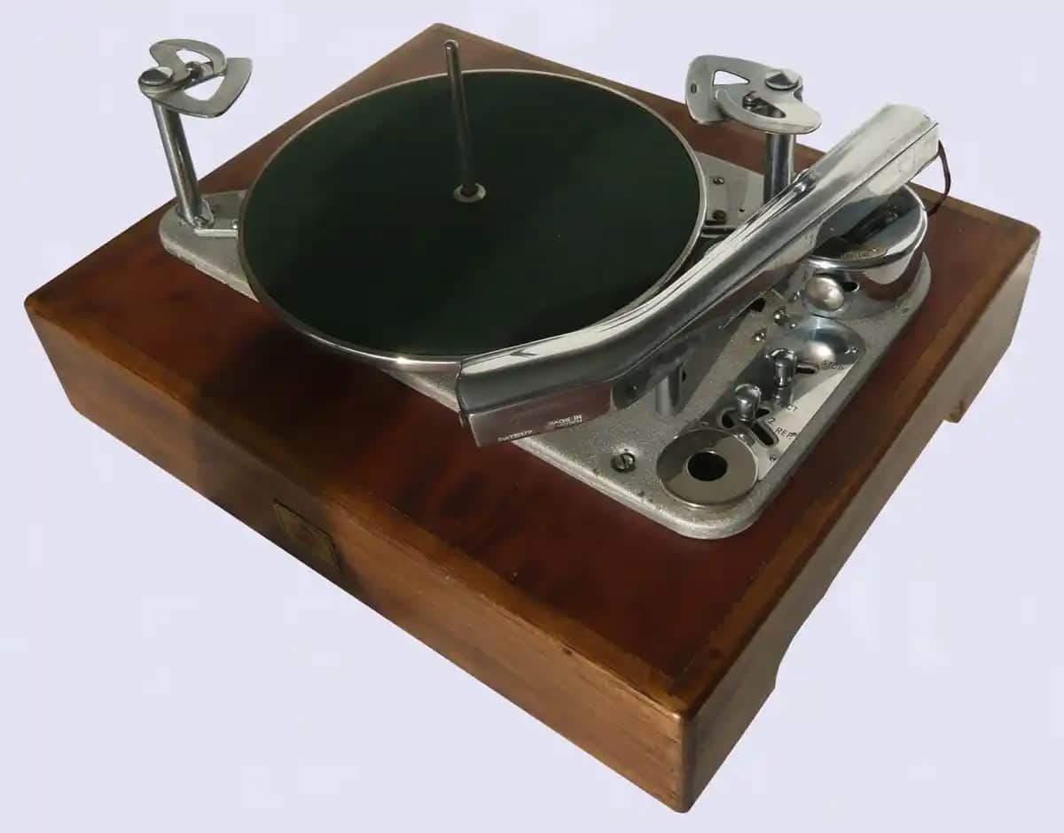 Elektrikli Gramofonlar: Nostaljik Tasarım ve Modern Teknolojinin Buluşması