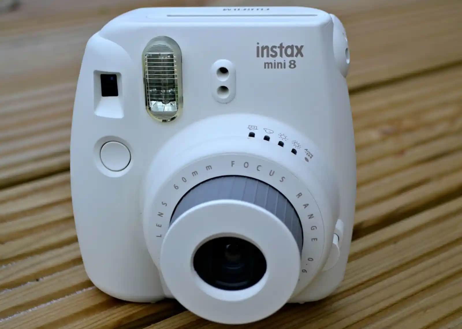 Fujifilm Instax Mini 8: Kolay Kullanımlı ve Anlık Fiziksel Fotoğraf Makinesi