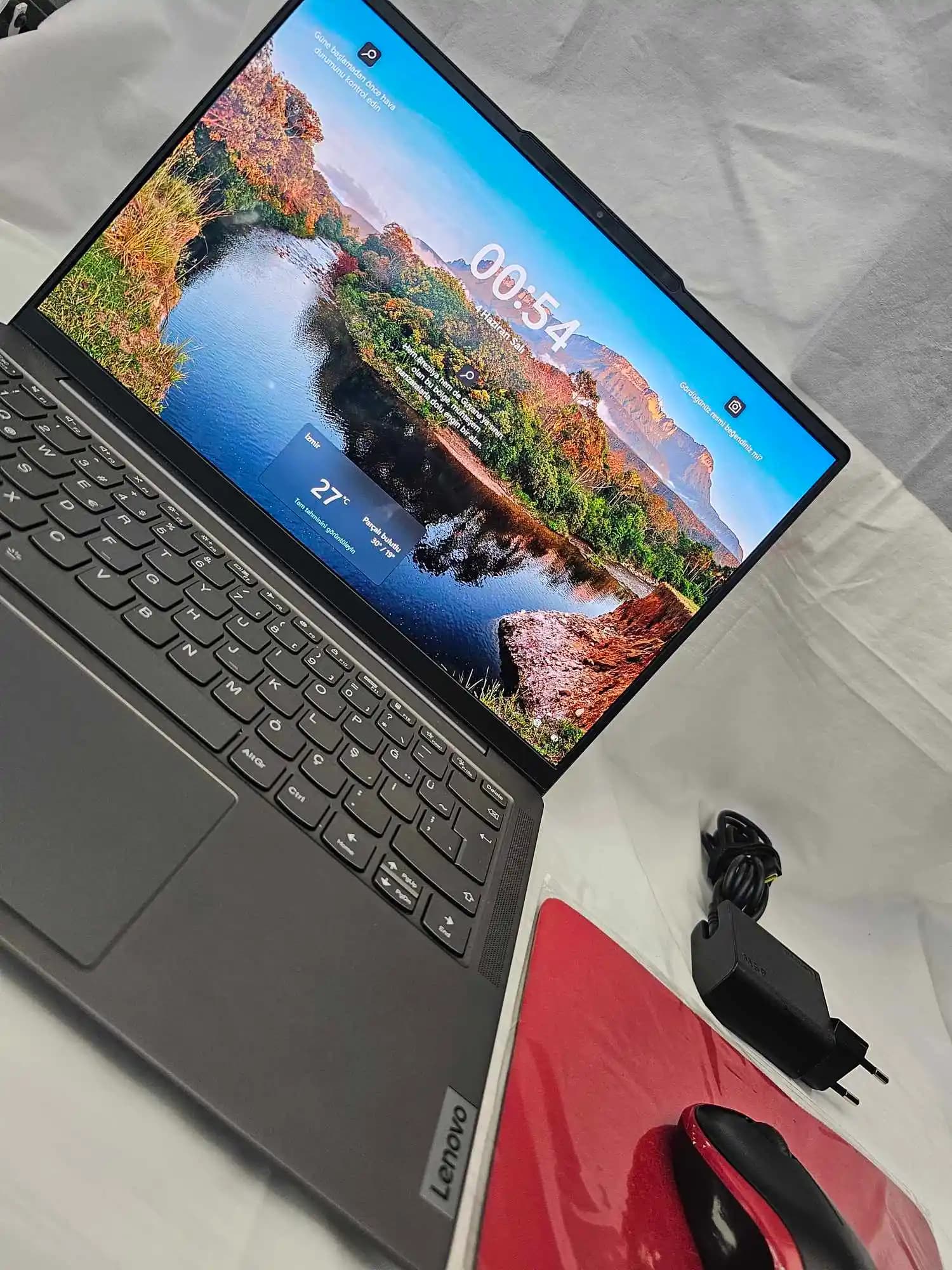 Lenovo Yoga Slim 6 OLED EVO: Yüksek Performans ve Şıklık Sunan Modern Dizüstü Bilgisayar