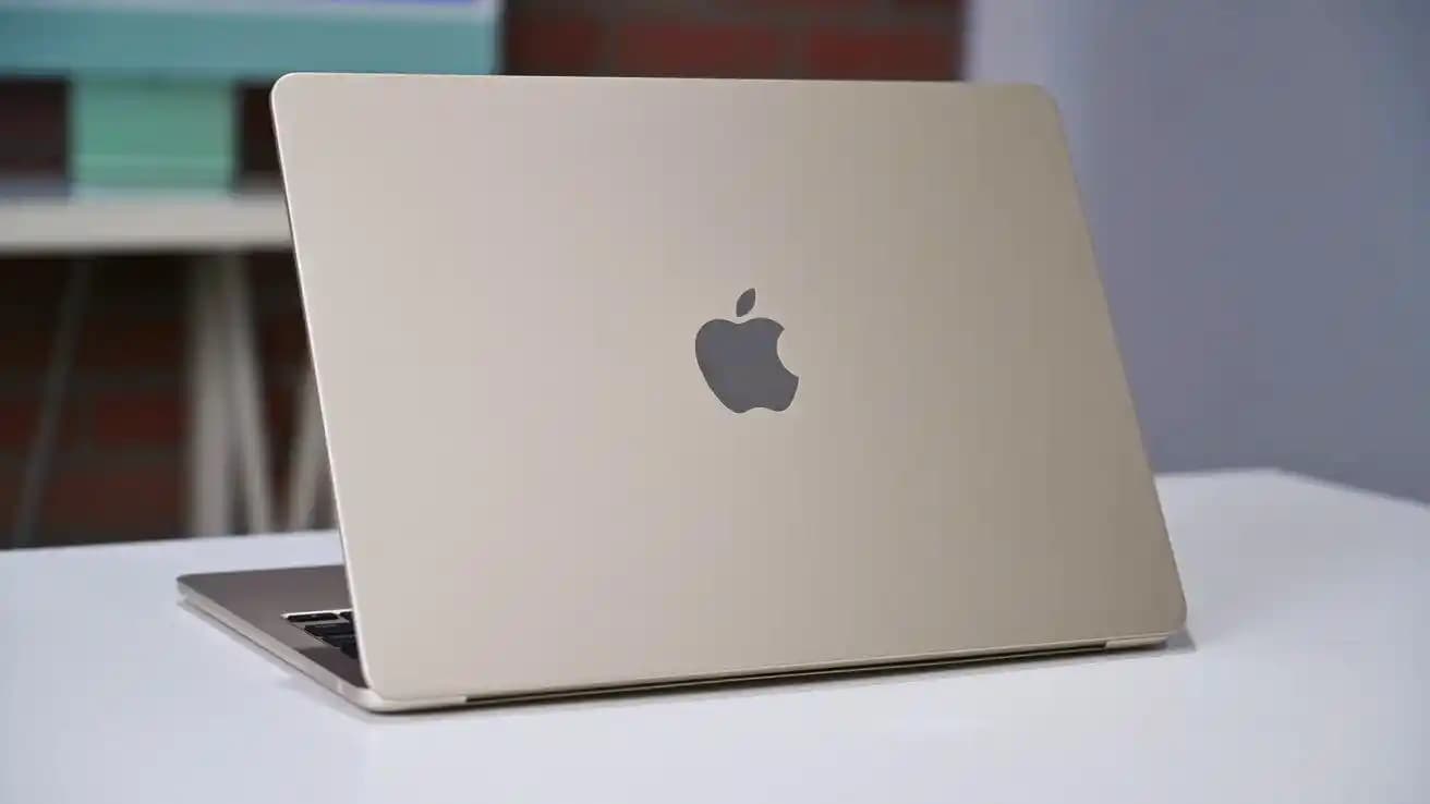 MacBook Air M2 Starlight Renk Seçenekleri ve Uyumlu Aksesuarlar Analizi