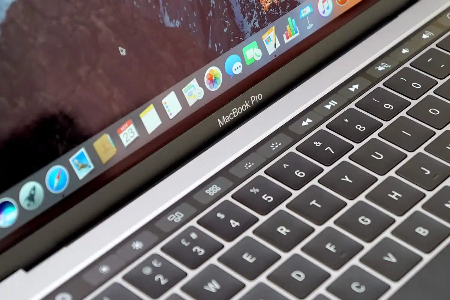 MacBook Pro Touch Bar Özelliği: Kullanıcı Deneyimini Yeniden Tanımlayan Teknoloji