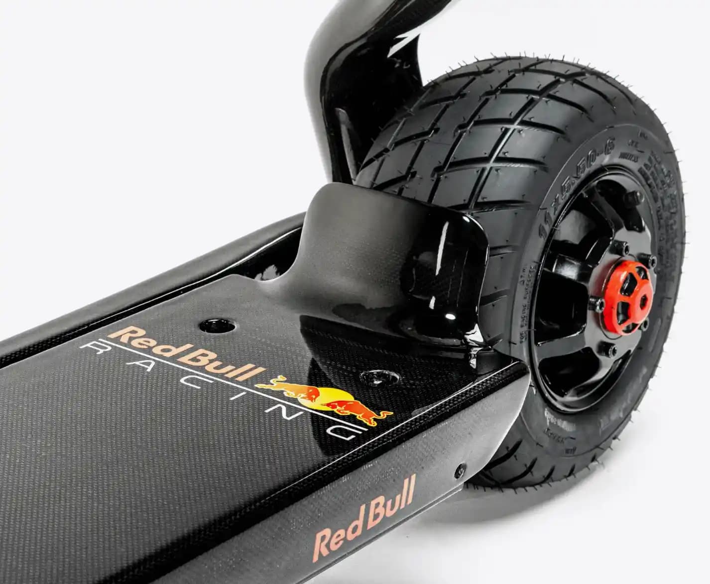 Red Bull Racing Elektrikli Scooterları: Yarış Esintili Tasarım ve Yüksek Performanslı Ulaşım Araçları