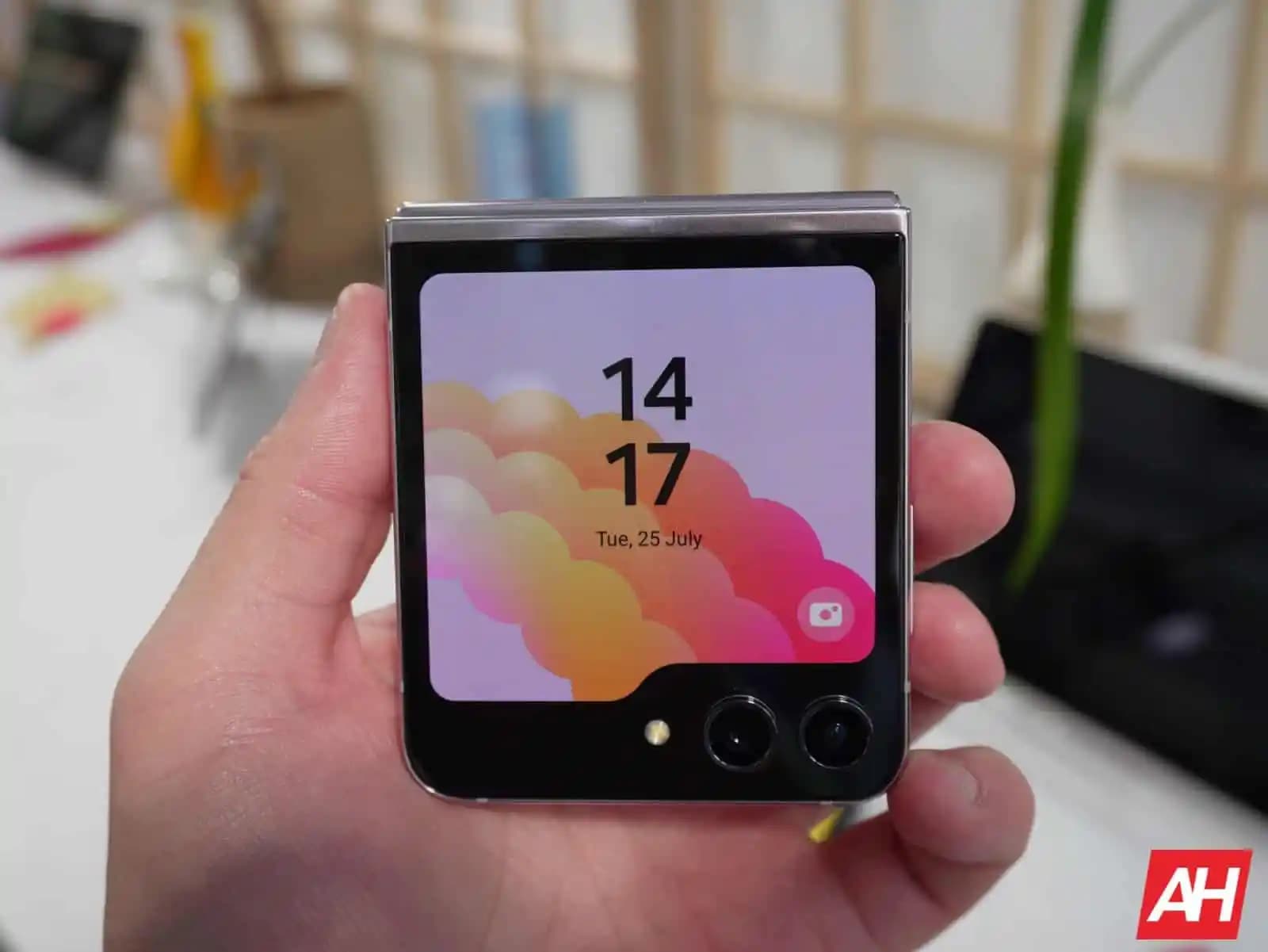 Samsung Galaxy Z Flip 5: Katlanabilir Teknolojinin En Yenilikçi ve Şık Modeli