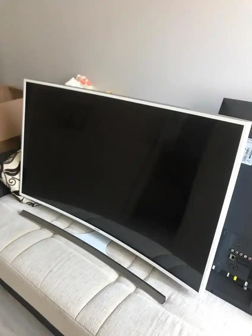 Samsung Oval TV: Yenilikçi Tasarım ve Gelişmiş Teknolojilerle Modern Evler İçin