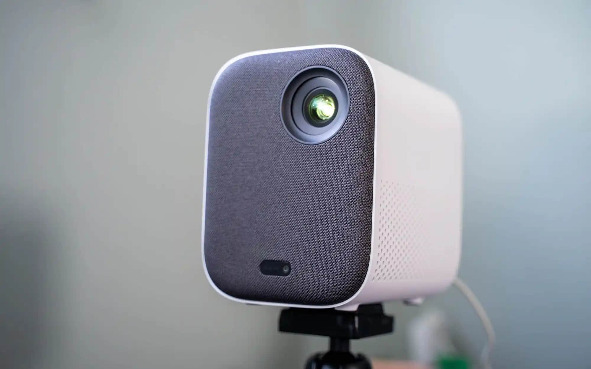 Xiaomi Mi Smart Projector 2 ile Yüksek Kaliteli ve Taşınabilir Eğlence Deneyimi